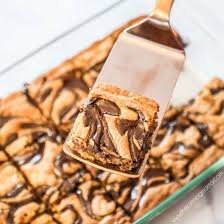 Blondies with chocolate chips and white chocolate drizzle